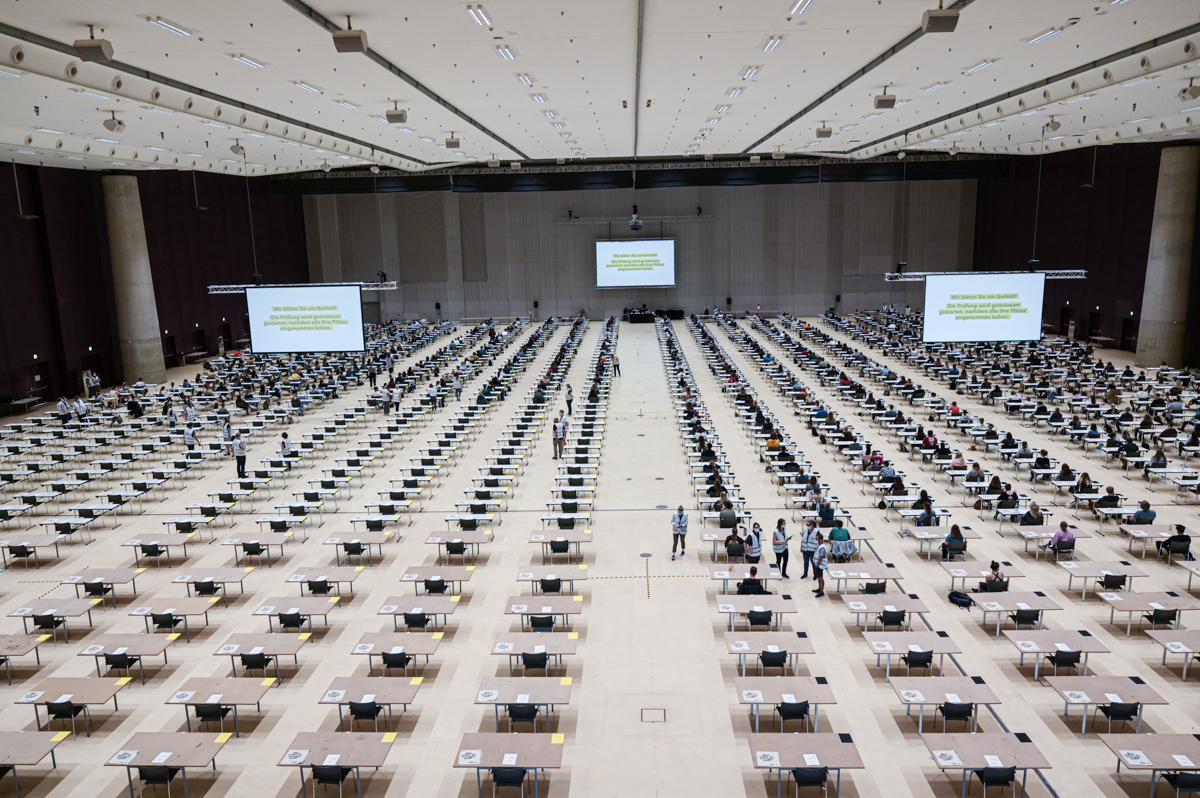 Erstmals ging die Aufnahmeprüfung für Psychologie in der Grazer Stadthalle über die Bühne. Insgesamt traten 683 TeilnehmerInnen an. Foto: Uni Graz/Tzivanopoulos 