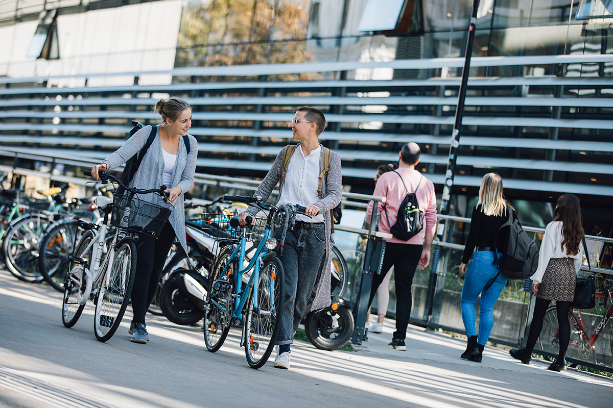 Studierende mit Fahrrad am Campus der Uni Graz 