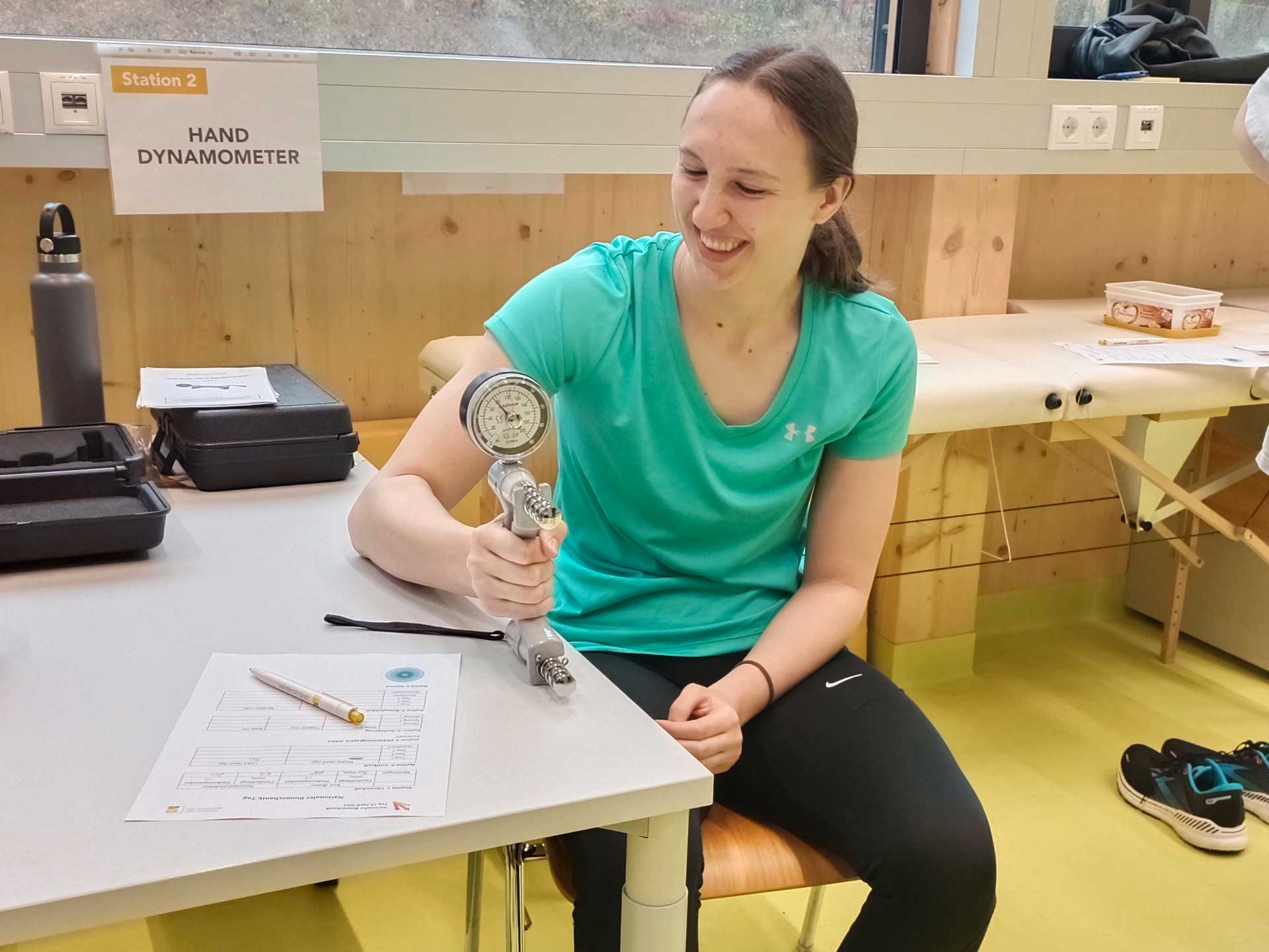 Schüler:innen testeten ihr Handkraft mit Hilfe eines Dynamometer. Fotos: Uni Graz/Norbert Schrapf 