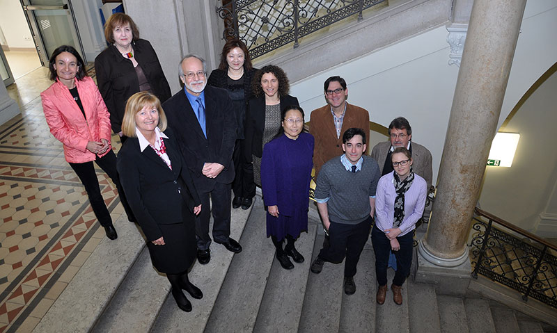 Sabine Pendl (BIB), Marina Cunningham, Rektorin Christa Neuper, Robert S. Prezant, Meiyin Wu, Doris Knasar (BIB), Aihua Li, Carlos A. Molina, Mitch Sitnick, John Siekierka und Tamara Kreiss (v.l.). Foto: Uni Graz/Kastrun. 