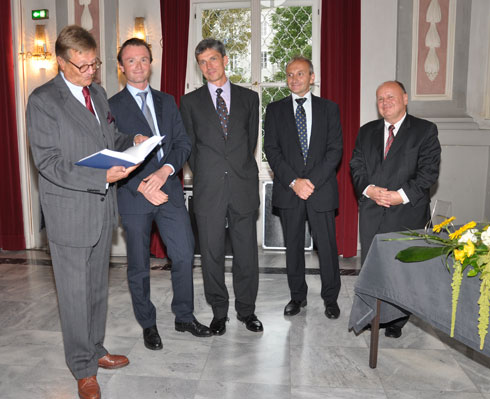 Johannes Zollner, Alfons Grünwald, Gerhard Schummer und Oskar Mennel, Geschäftsführer Linde Verlag (v.l.), überreichen Waldemar Jud (ganz links) die Festschrift. 