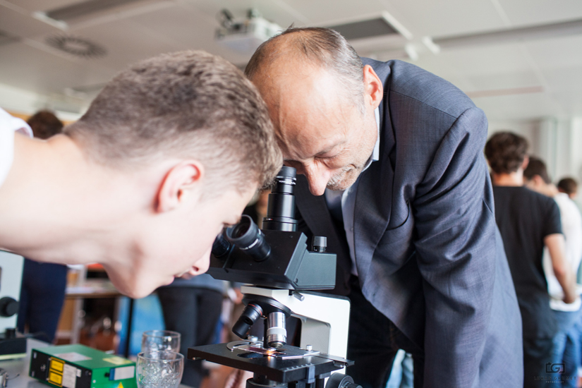 Walter Keller (rechts), einer der ProjektleiterInnen, sah sich die Ergebnisse der SchülerInnen genau an. Fotos: Lukas Grumet. 