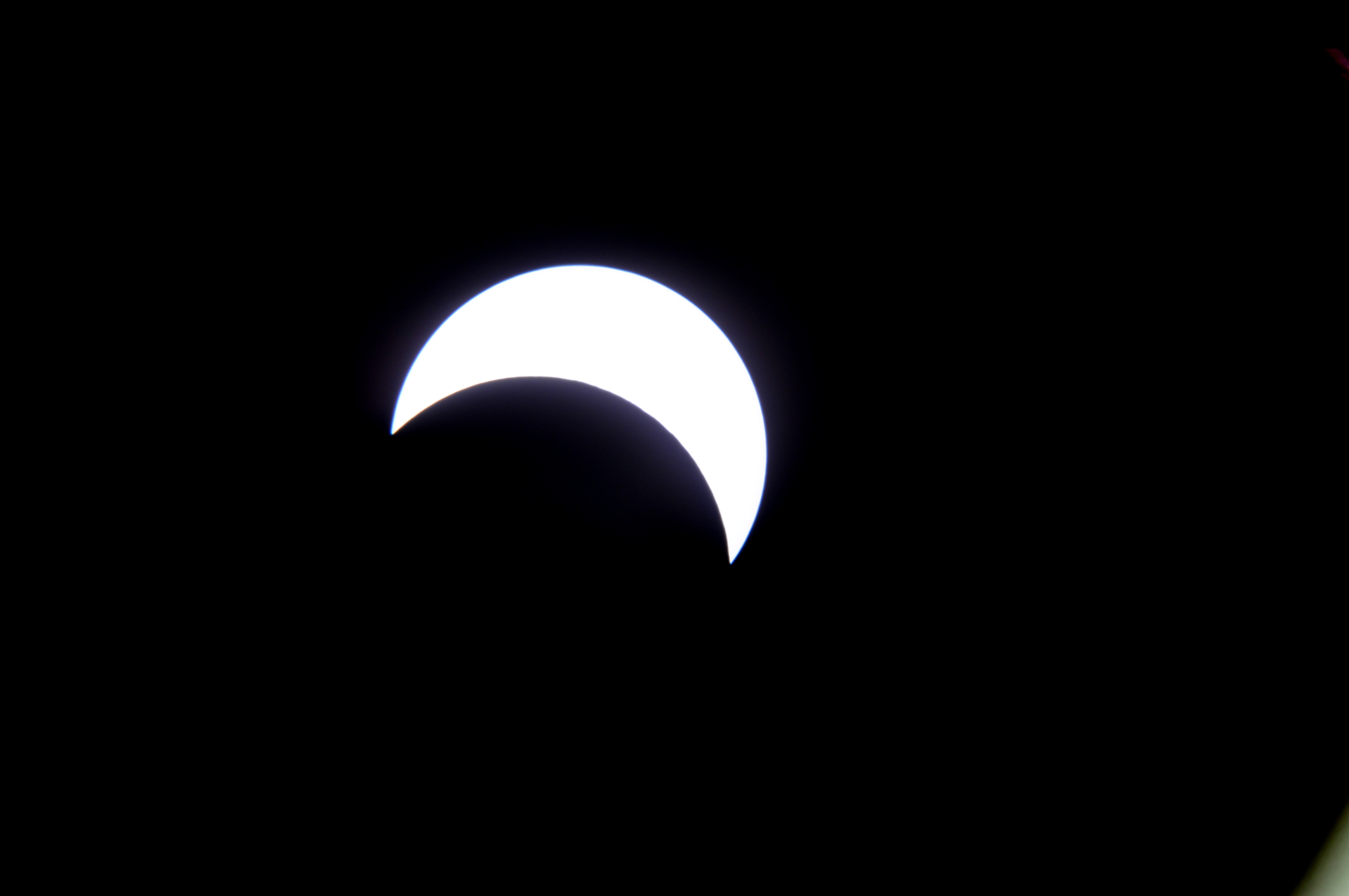 Bei einer Sonnenfinsternis schiebt sich der Mond vor die Sonne und verdeckt sie. 