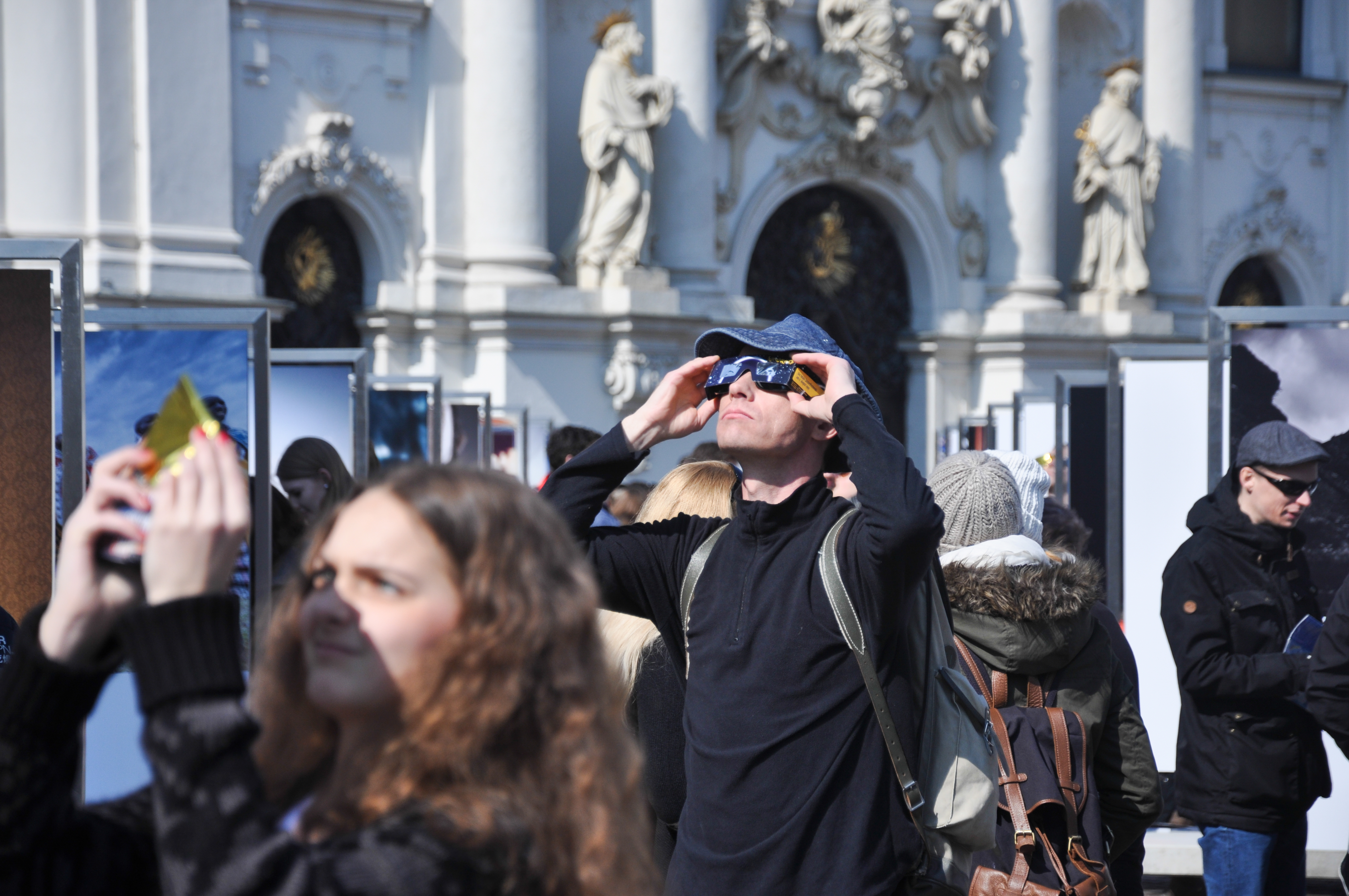 um die partielle Sonnenfinsternis mit Schutzbrillen und per Teleskop zu beobachten. 