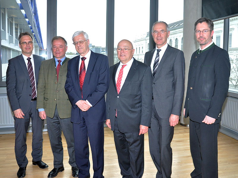 Jubilar und Gratulanten: Vizerektor Riedler, Gemeinderat Piffl-Percevic, Verfassungsgerichtshofpräsident Holzinger, Dekan Marko, Landesamtsdirektor Hirt und bmwfw-Sektionschef Pichl (v.l.) Foto: Uni Graz/Schweiger 