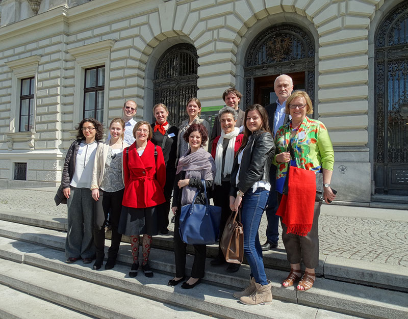 Diana Afrashteh vom Büro für Internationale Beziehungen der Uni Graz (2. Reihe, 4.v.r.) mit den TeilnehmerInnen der IRO-Week. Foto: BIB. 