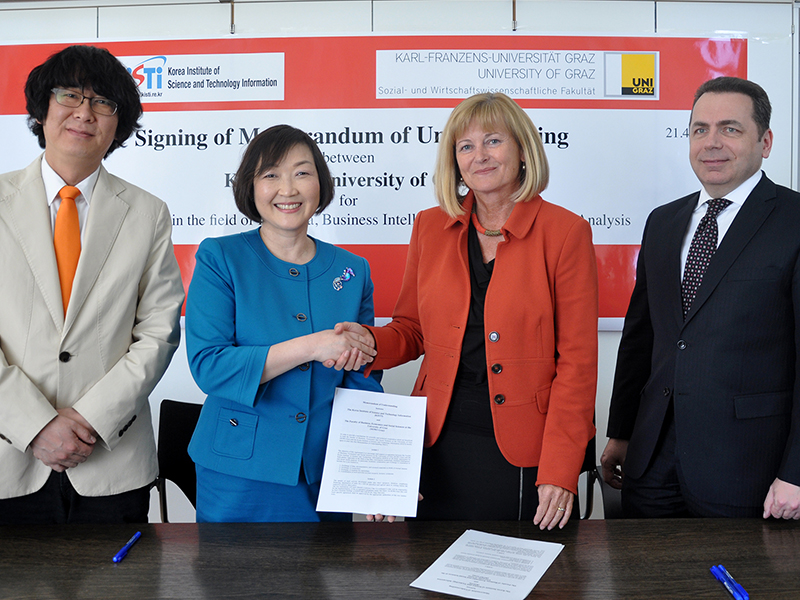 Besiegelten die Kooperation: Won-kyung Sung, Rektorin Christa Neuper, KISTI-Präsidentin Sun-hwa Hahn und SOWI-Dekan Thomas Foscht (v.l.) Foto: Uni Graz/Schweiger 