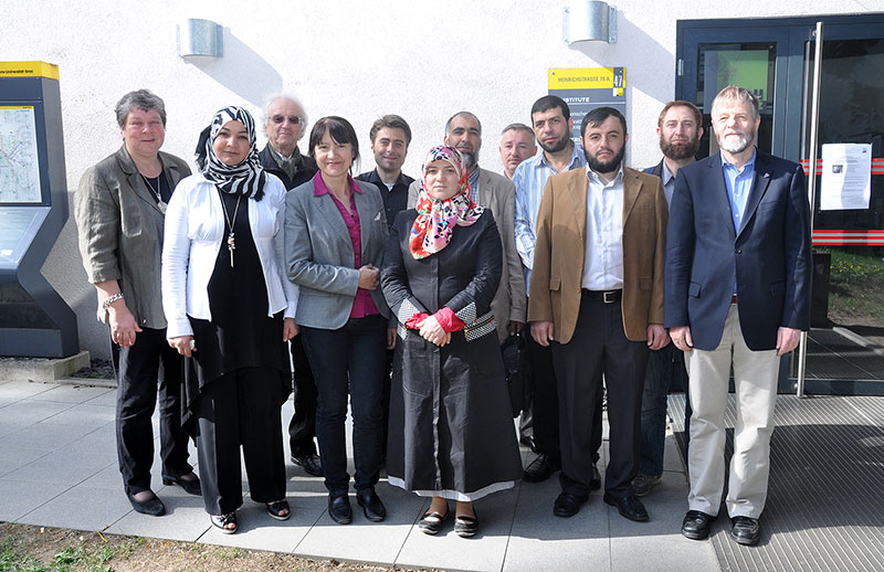 Die TheologInnen Ulrike Bechmann (ganz links) und Basilius Groen (ganz rechts) begrüßten die Grazer Imame und muslimische SeelsorgerInnen an der Karl-Franzens-Universität. Foto: Uni Graz/Kastrun. 