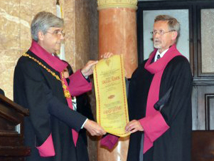 Forschungsvizerektor Rumen Pankov überreichte Harald Heppner das Ehrendoktorat der Universität Sofia. Foto: Universität Sofia 