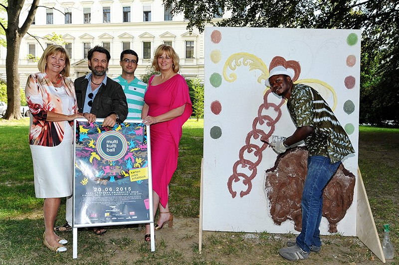 Lüfteten die Geheimnisse des Multikulti-Balls 2015: Rektorin Christa Neuper, Sandy Lopicic, musikalischer Leiter, Ehrengast Muhamad Al Diri, Claudia Unger, Leiterin des Afro-Asiatischen Instituts, und der nigerianische Künstler Samson Ogiamien (v.l.), F 