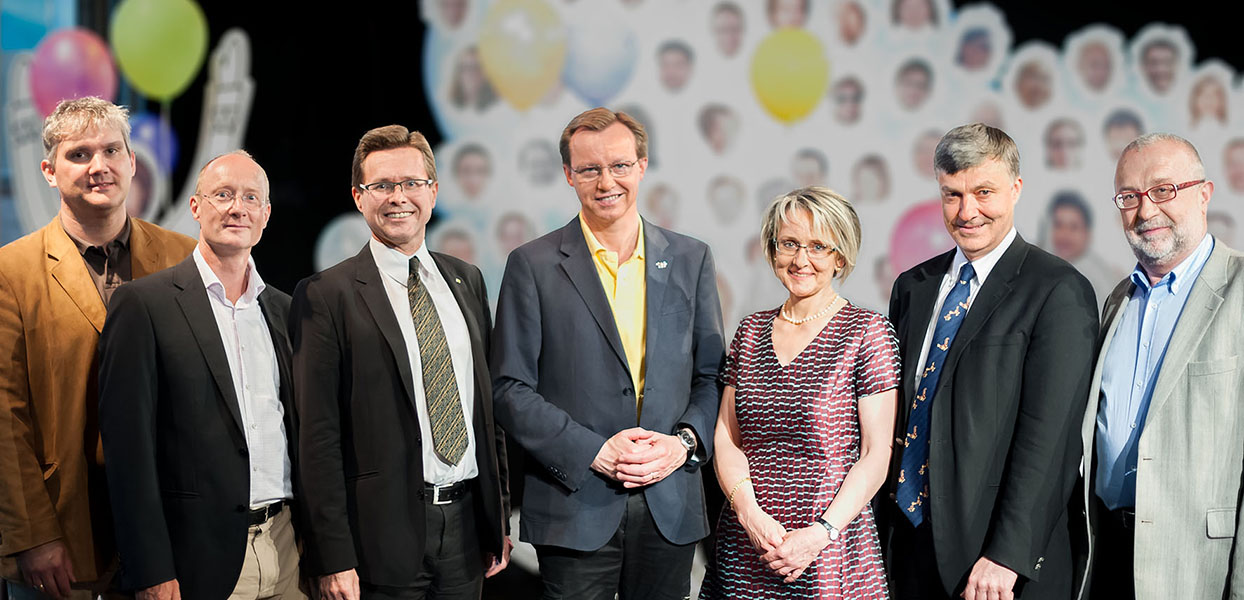 „Geburtstagskinder“ und Gratulanten: Baumgartner, Sass, Polaschek, Kirchengast, Steiner, Steininger und Grabensberger (v.l.) Foto: Deinhammer 