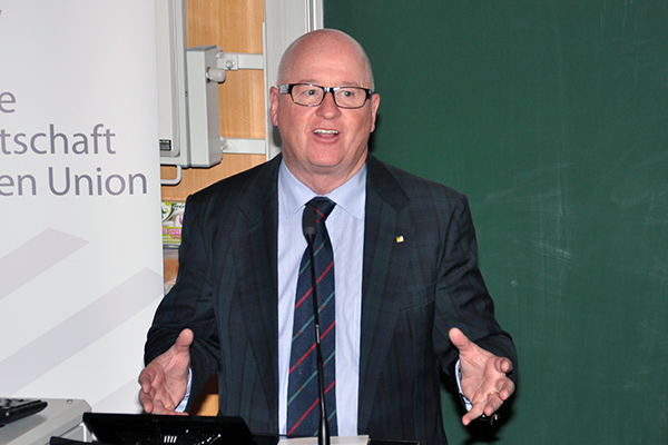 Stefan Karner eröffnete die Ausstellung und begrüßte zahlreiche Prominenz. Fotos: Uni Graz/Eklaude 