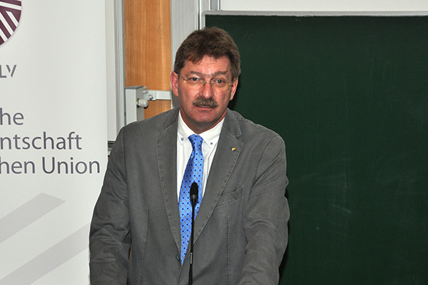 Peter Scherrer dankte den OrganisatorInnen sowie den VertreterInnen der lettischen Botschaft, die durch ihr Kommen die Bedeutung der Ausstellung hervorhoben. 