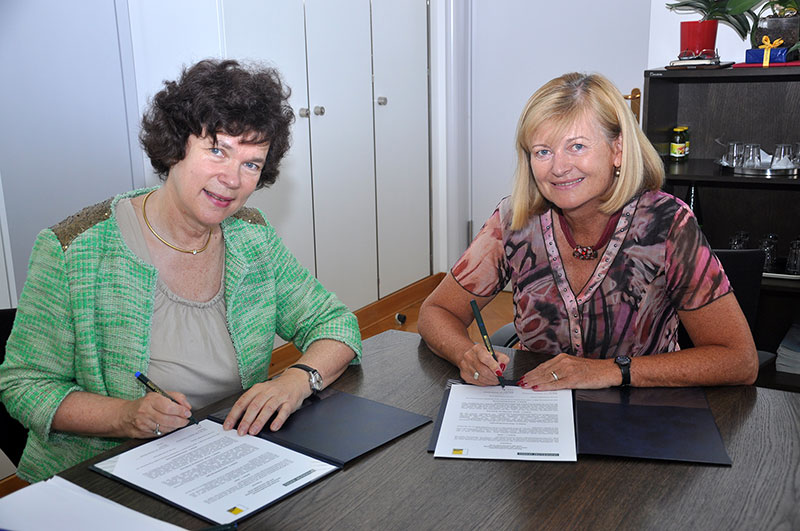Rektorin Beate A. Schücking und Rektorin Christa Neuper bestätigten die bereits langjährige Partnerschaft mit einem Kooperationsabkommen für die kommenden Jahre. Foto: Uni Graz/Kastrun. 