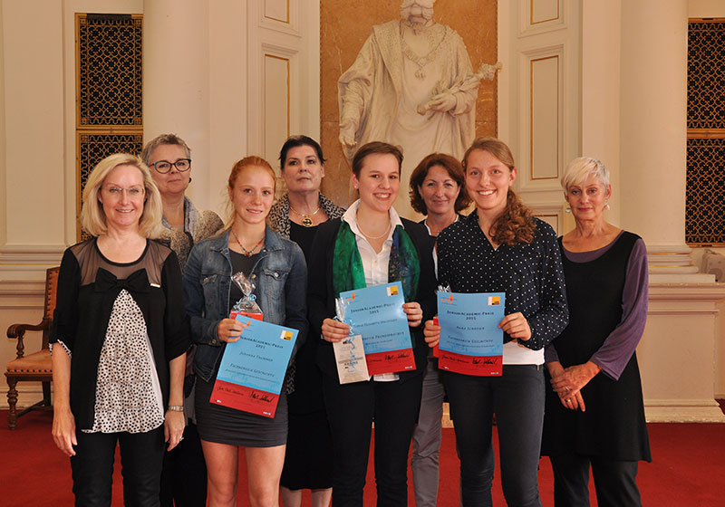 Laurie Murray, Renate Dworczak, Johanna Trummer, Sabine Tausend, Sophie Hollwöger, Hildegard Kribitz, Nora Schreier und Elisabeth Glavic (v.l.). Foto: Uni Graz/Tzivanopoulos 