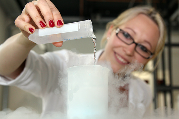 Mit Schau-Experimenten und Laborführungen weiht das Institut für Chemie Interessierte in die Wissenschaft ein. Foto: Uni Graz 