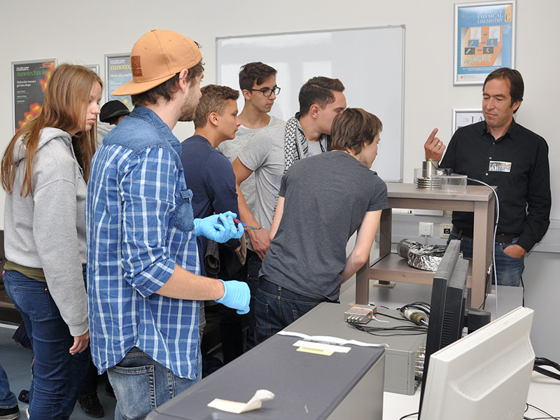Leonhard Grill zeigte den Jugendlichen, wie sich mit dem Rastertunnelmikroskop Atome sichtbar machen lassen. 