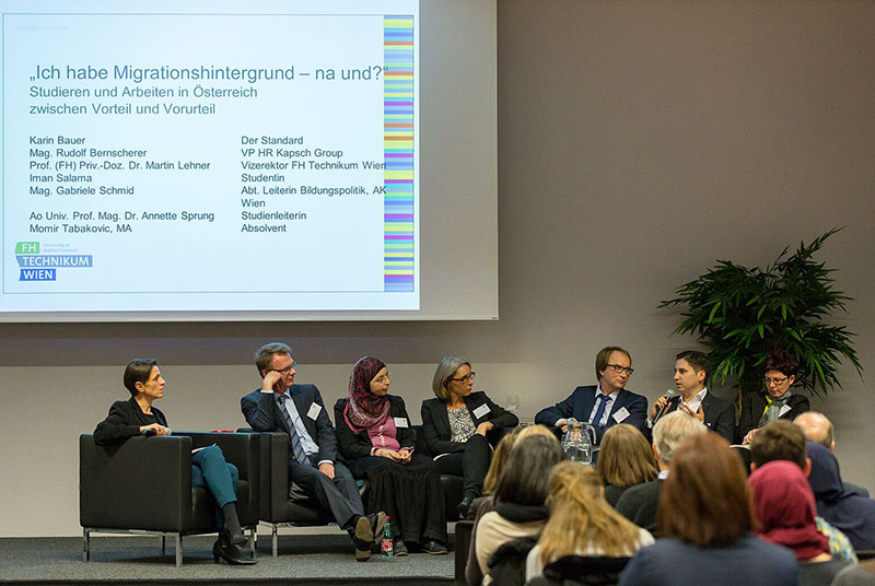 Studienautorin Annette Sprung (4.v.l.) am Podium mit Karin Bauer, Rudolf Bernscherer, Iman Salama, Martin Lehner, Momir Tabakovic und Gabriele Schmid. Foto: Fabian Orner/FHTW. 