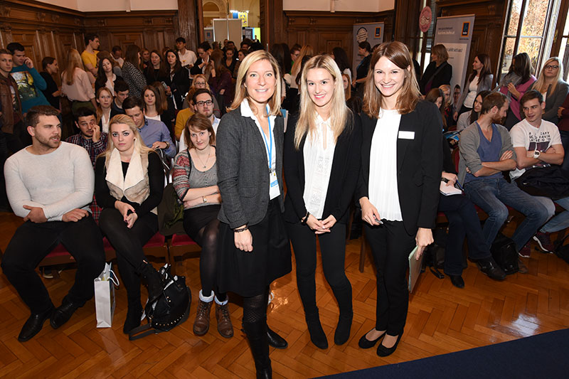 Sigrid Studler mit den Teilnehmerinnen des live simulierten Bewerbungsgesprächs, Simona Hermus (v.l.) und Kristina Holata von Porsche Holding. Foto: Uni Graz/Kastrun. 