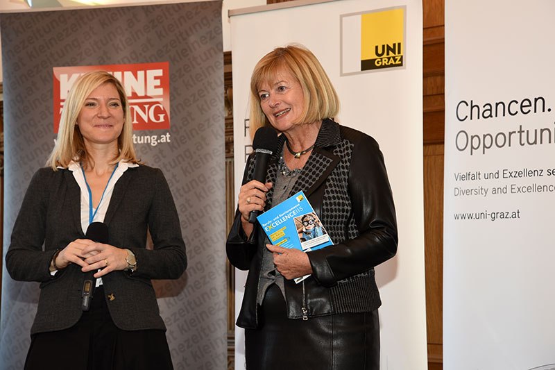 Rektorin Christa Neuper (r.) und Sigrid Studler vom Career Center eröffneten die Messe. Foto: Uni Graz/Kastrun. 