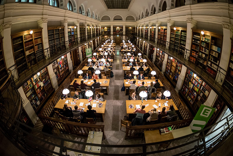 Im Lesesaal der Universitätsbibliothek konnten abends ganz persönliche Gespräche mit erfolgreichen UnternehmerInnen geführt werden. Foto: Klaus Ranger. 