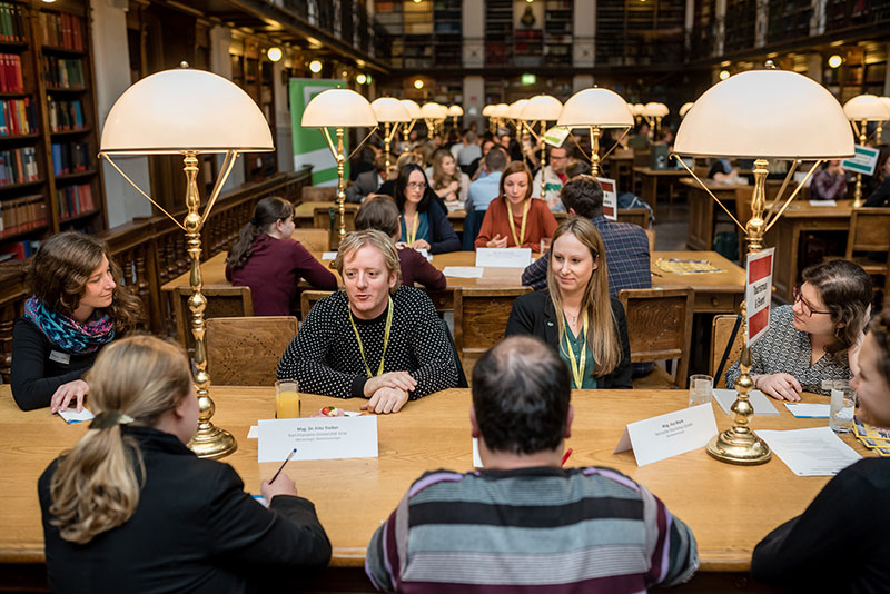 Verschiedene Branchen wurden dabei unterschiedlichen Tischen zugeordnet. Fritz Treiber (Mitte), Projektleiter des Geschmackslabors, war unter anderem Gesprächspartner. Foto: Klaus Ranger. 