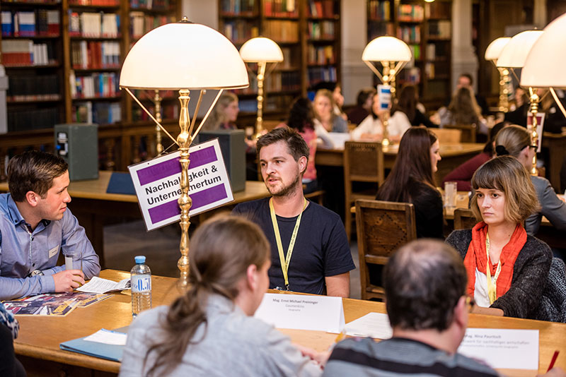 Am Tisch zu Nachhaltigkeit und Unternehmertum gab beispielsweise Ernst Preininger (Mitte), Geographie-Absolvent der Uni Graz und Betreiber des Lokals "Gaumenkino" Tipps zur Selbstständigkeit. Foto: Klaus Ranger. 