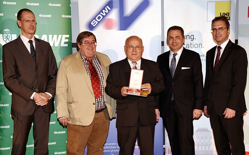 Henryk Gurgul (Mitte) mit Senatsvorsitzender Rainer Niemann, Laudator Peter Steiner, Dekan Thomas Foscht und Vizerektor Peter Riedler (v.l.) 