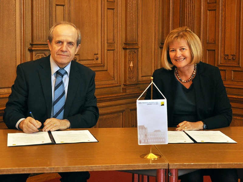 Ivan Svetlik, Rektor der Universität Ljubljana, und Rektorin Christa Neuper unterzeichneten heute einen neuen Kooperationsvertrag. Fotos: Uni Graz/Eklaude 