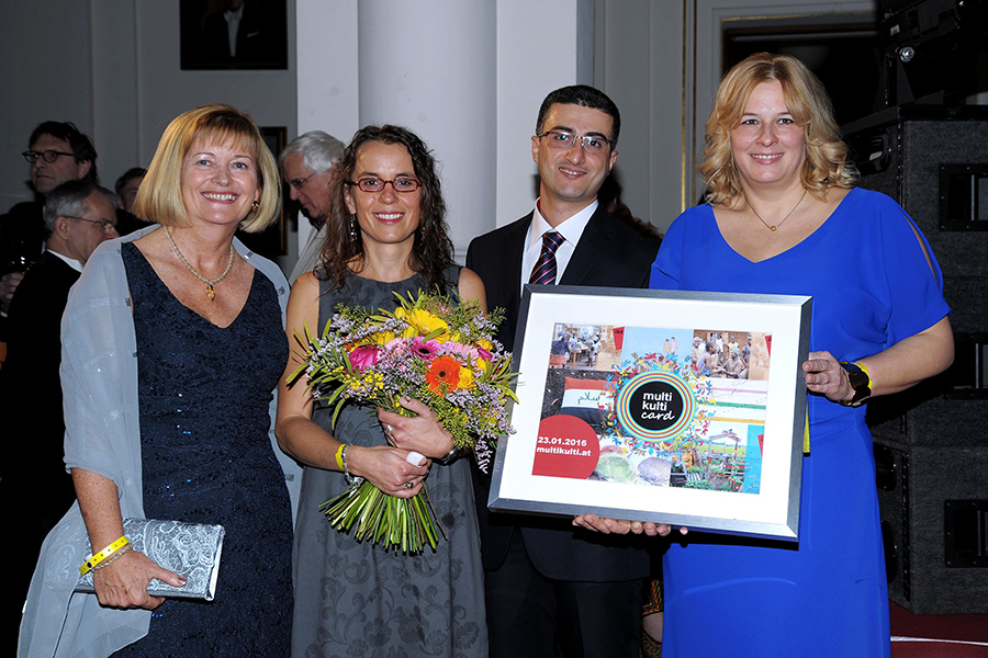 Multikulti-Ball 2016: Rektorin Christa Neuper, Multikulti-Card-Trägerin Sonja Perkic-Krempl, Ehrengast Dr. Muhamad Al Diri aus Syrien und Claudia Unger, Leiterin des Afro-Asiatischen Instituts (v.l.) Foto: cp-pictures 