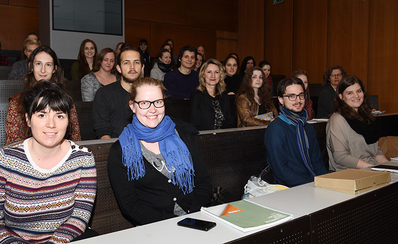 GEWI-Vizestudiendekanin Margit Reitbauer inmitten von SchülerInnen, die eine vorwissenschaftliche Arbeit verfassen, und deren MentorInnen. Foto: Uni Graz/Kastrun. ©Uni Graz/Kastrun