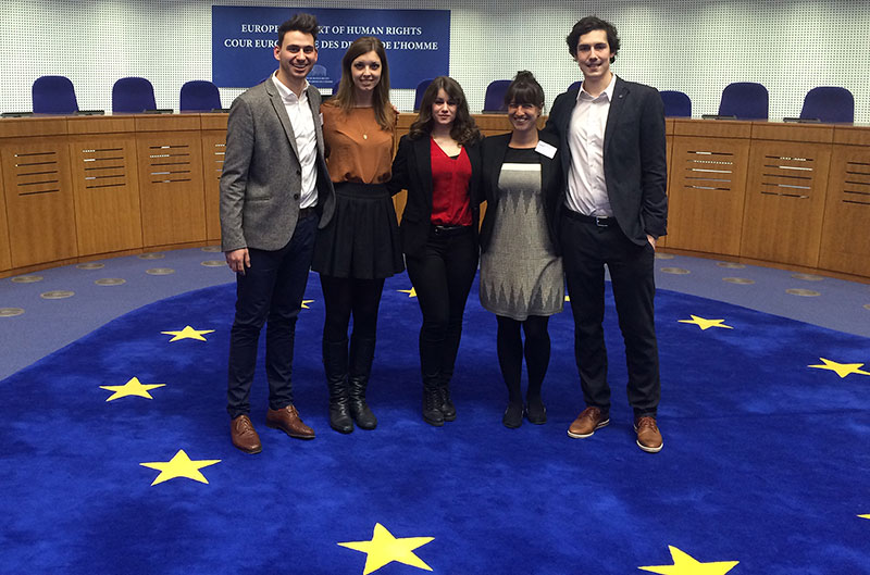 Das Moot Court-Team Thomas Neuhold, Lily Zechner, Daniela Bamer, Coach Pia Niederdorfer und Bernhard Wetschko. Foto: Institut für Völkerrecht. 