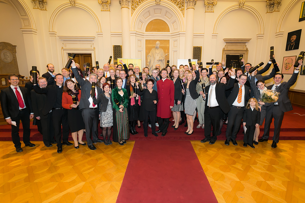 Insgesamt 53 AbsolventInnen von UNIforLIFE-Lehrgängen nahmen gestern ihre Zertifikate entgegen. Foto: UNIforLIFE/Wolf ©©Oliver Wolf