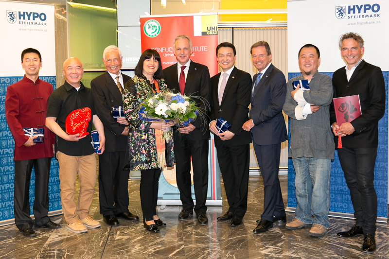 Trafen sich zur Ausstellungseröffnung: Zhuang Lin, Ma Yue, Chen Chengxiang, Eva Märzendorfer-Chen, Mag. Martin Gölles, Dr. Wan Jie Chen, Bernhard Türk, Li Dapeng, Gernot Rath (Moderator des Abends). Foto: ARTige Bilder, Hannes Loske 