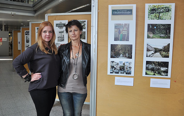 Die Initiatorin der Ausstellung Ina Mastnak (l.) und die Fotografin Ulrike Rauch bei der Eröffnung der Ausstellung "Lost Space?". Foto: Uni Graz/Kastrun. ©Uni Graz/Kastrun