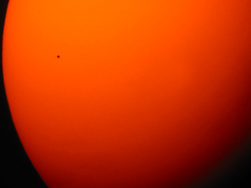 Am 9. Mai 2016 können Interessierte an der Uni Graz beobachten, wie Merkur – sichtbar als schwarzer Punkt – über die Sonnenscheibe zieht. Foto: Uni Graz/IGAM 