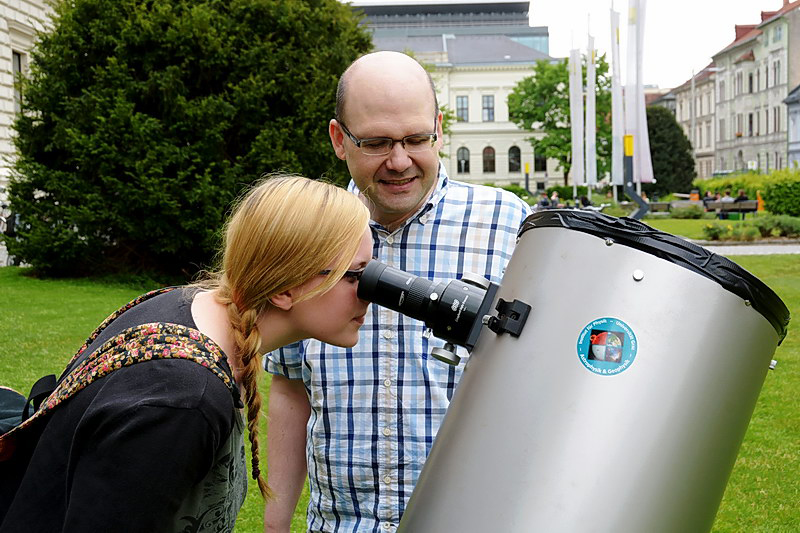 Thorsten Ratzka vom IGAM mit einer interessierten Besucherin. Fotos: Uni Graz/cp-pictures ©CP-PICTURES