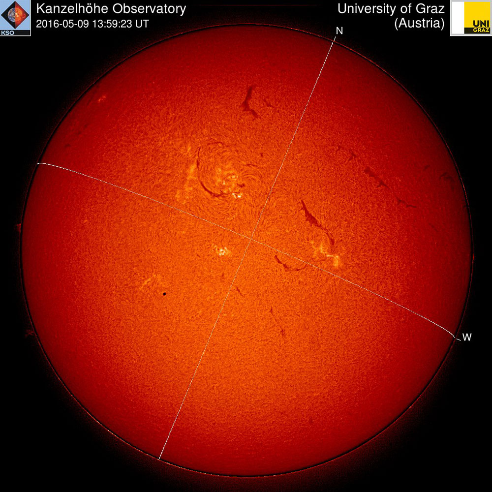 Live-Bild vom Sonnenobservatorium Kanzelhöhe: Merkur ist im Teleskop als kleiner schwarzer Punkt vor der Sonnenscheibe zu sehen. Foto: Uni Graz/IGAM, Kanzelhöhe ©Uni Graz/IGAM