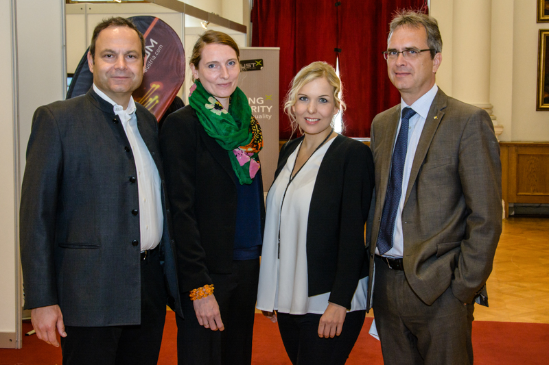 Schauen die digitale Zukunft: Christian Marzluf, Moderatorin Silvia Rainer, Keynote-Speakerin Alexandra Grohmann und Vizerektor Peter Riedler (vl.l.) Fotos: Un Graz/Michaela Fetz ©Uni Graz/Fetz