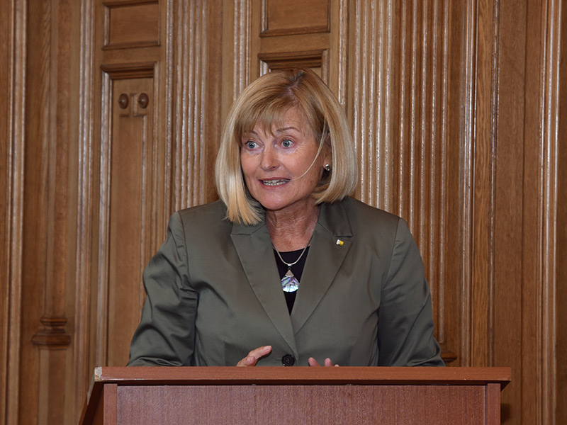 Rektorin Christa Neuper bedankte sich für die Unterstützung des Unternehmers, ohne die viele Studierende keine Auslandserfahrungen machen könnten. ©Uni Graz/Eklaude