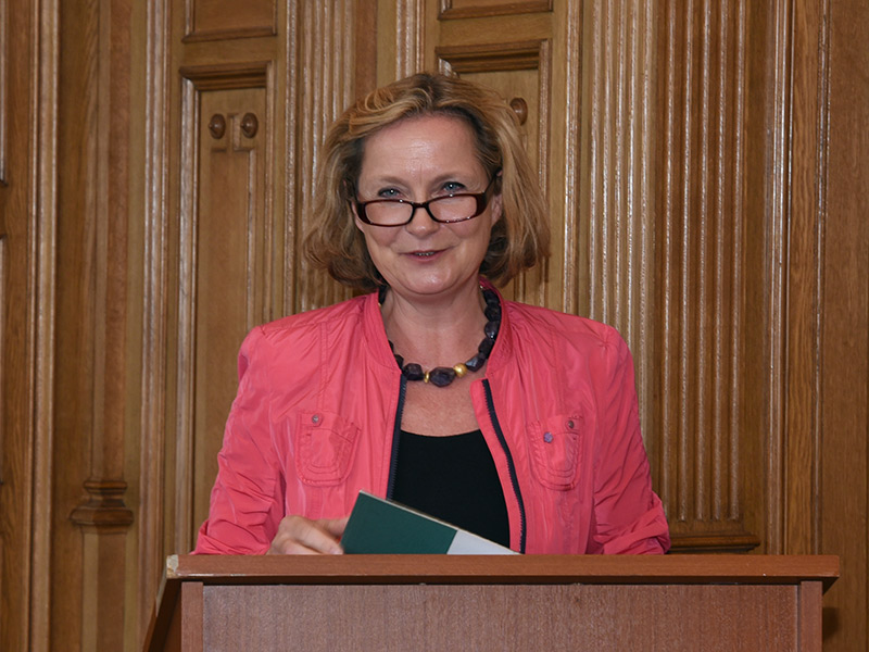 Landtagspräsidentin Bettina Vollath gratulierte den PreisträgerInnen und drückte ihre Bewunderung für die Leistungen aus. ©Uni Graz/Eklaude