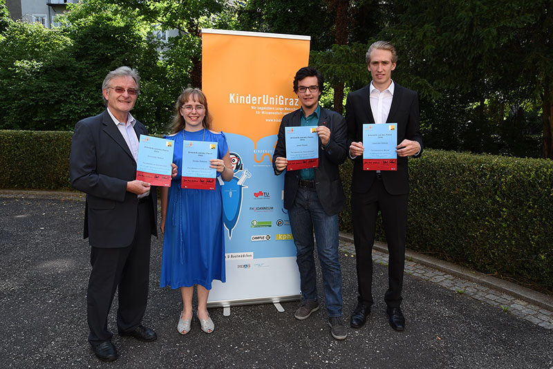 Die GewinnerInnen des JuniorAcademic-Preises 2016: Sandra Hubmann, Jakob Possert und Christoph Häusler (v.l.). Alexandra Hiebler wurde von OStR. Mag. Anton Wieser, dem provisorischen Leiter des BG/BRG Bruck an der Mur, vertreten. Foto: Uni Graz/Kastrun. ©Uni Graz/Kastrun; 