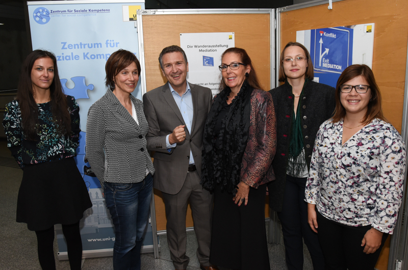 Eröffneten gemeinsam die Ausstellung im RESOWI: Michaela Krainer, MSc., Michaela Strapatsas, MA, Assoz-Prof. Dr. Sascha Ferz, REWI-Studiendekanin Univ.-Prof. Dr. Gabriele Schmölzer, Dr. Karin Sonnleitner sowie Philothea Pavia (v.l.) Foto: Uni Graz/Tziva 