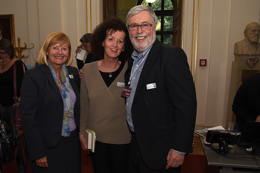 Bachmann-Preisträgerin Maja Haderlap (Mitte) gratulierte Helmut Konrad gemeinsam mit Rektorin Neuper. Foto: Uni Graz/Schweiger. 