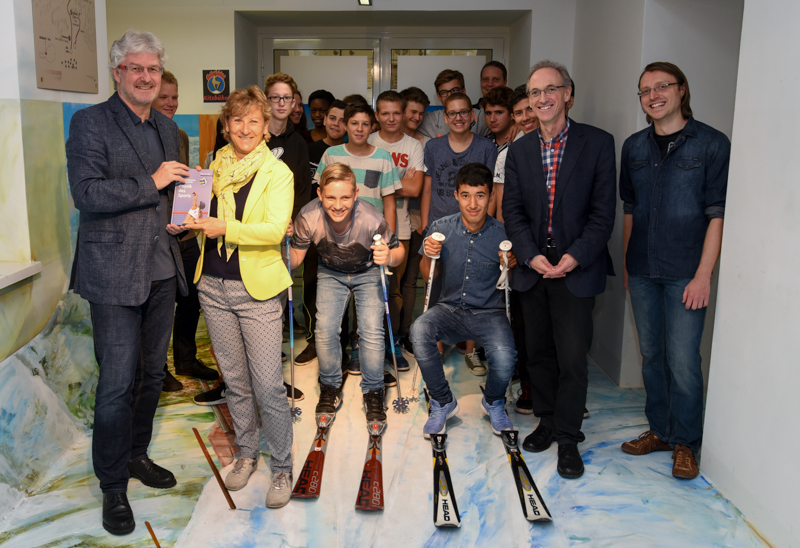 Das UniGraz@Museum zählt 20.000 BesucherInnen: Anita Sallat und ihre Klasse bekamen ein kleines Geschenk überreicht. Museums-Leiter Nikolaus Reisinger (links) und Kustos Franz Stangl (2.v.r.) freuen sich. Foto: Uni Graz/Tzivanopoulos 
