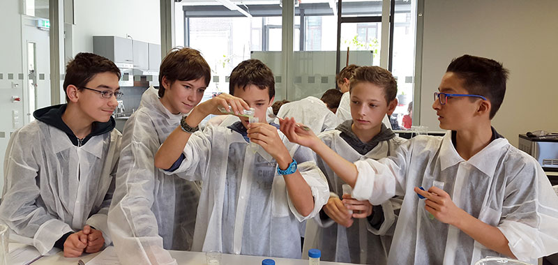 DNA isolieren, pH-Wert bestimmen und vieles mehr: Im Offenen Labor konnten die SchülerInnen tolle Experimente durchführen. Foto: Otto.  