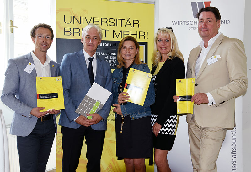 V.l.: Stephan Witzel (UNI for LIFE), Peter Stepantschitz (Holding Graz), Daniela Gmeinbauer (Obfrau Wirtschaftsbund Graz), Isabella Slivniker (Holding Graz) und Roland Pachole (Wirtschaftsbund Graz). Foto: Uni Graz/Pichler 
