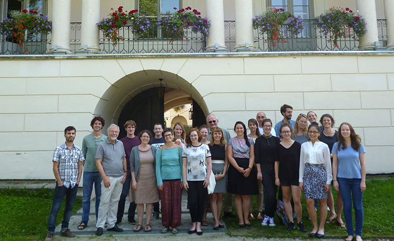 Summerschool Nummer Zwei: GEWI-Dekan Lukas Meyer (hintere Reihe, 11. v.l.) mit den Teilnehmenden auf Schloss Retzhof. Foto: KK. 