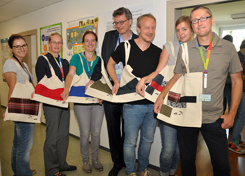 Stofftaschen aus dem Vorjahr wurden für die "Digitale Edition"-Summerschool wiederverwertet: Das alte Datum wurde mit unterschiedlichen Stoffstücken übernäht. So erhielt jede/r TeilnehmerIn eine individuell gestaltete Tasche. Foto: Uni Graz/Kastrun. 