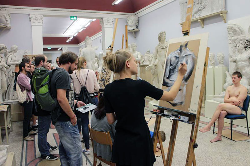 In den Archäologischen Sammlungen stellten auch die BesucherInnen ihre Malkünste unter Beweis. Foto: Gerwin Weiher 
